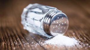 Salz, das aus einem Shaker fällt